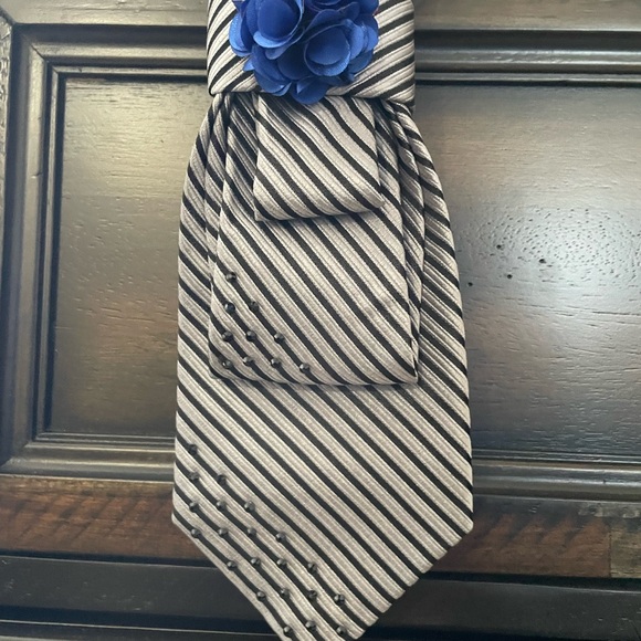 *NEW* Ladies Custom Design Neck-ties! Bedazzled with a bow. Colors vary. - Picture 3 of 9